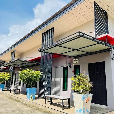 فندق Baan Sri Family Kabin Buri المظهر الخارجي الصورة