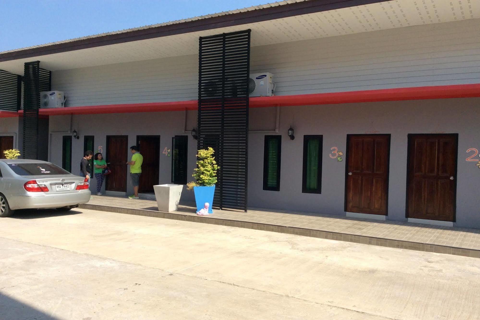 فندق Baan Sri Family Kabin Buri المظهر الخارجي الصورة